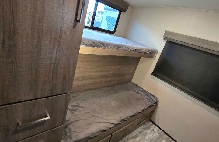 
								2022 Grand Design Imagine 3250BH. Bunk Room, All Season, Solar Package full									