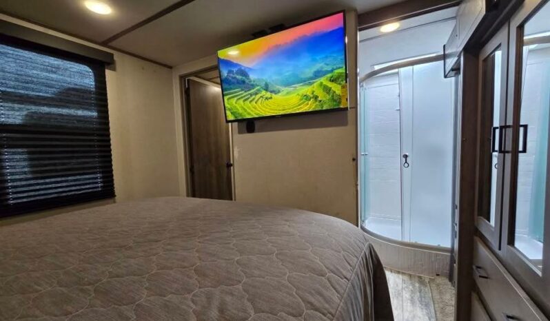 
								2022 Keystone Sprinter 320 MLS. Rear Kitchen, All Season Perfect Couple’s RV, Double Fridge full									