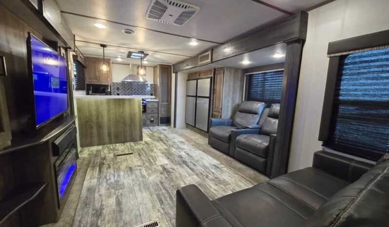 
								2022 Keystone Sprinter 320 MLS. Rear Kitchen, All Season Perfect Couple’s RV, Double Fridge full									