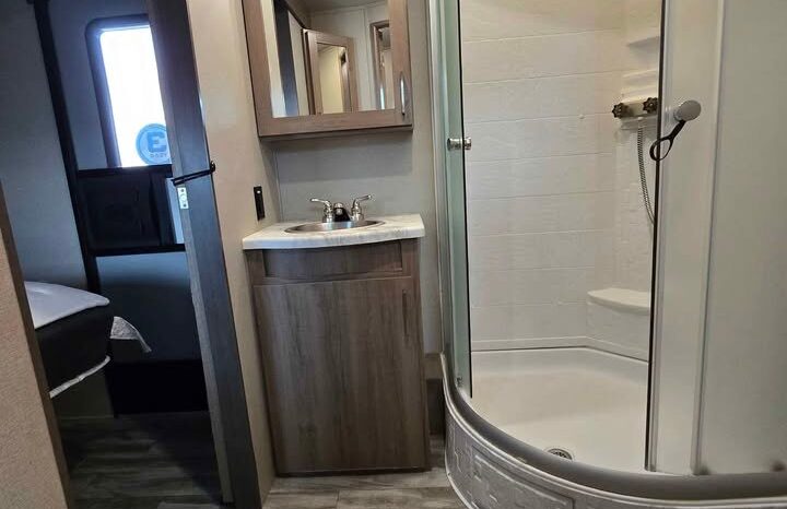 
								2022 Grand Design Imagine 3250BH. Bunk Room, All Season, Solar Package full									