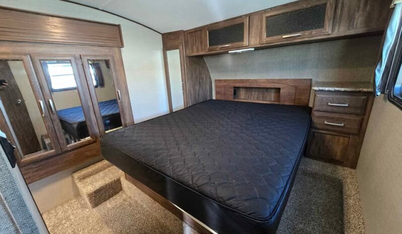 
								2017 Keystone Cougar 284RDBWE. Bunks,  All Season Half Ton Towable full									