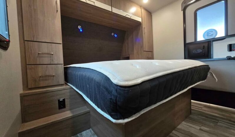 
								2022 Grand Design Imagine 3250BH. Bunk Room, All Season, Solar Package full									