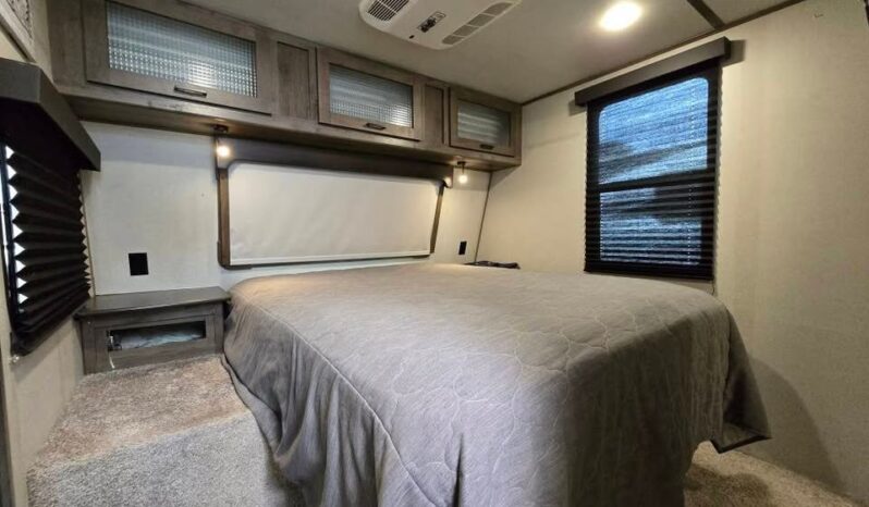
								2022 Keystone Sprinter 320 MLS. Rear Kitchen, All Season Perfect Couple’s RV, Double Fridge full									