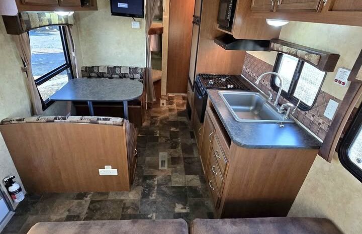 
								2012 Star Craft Autumn Ridge 278BH. Bunks full									