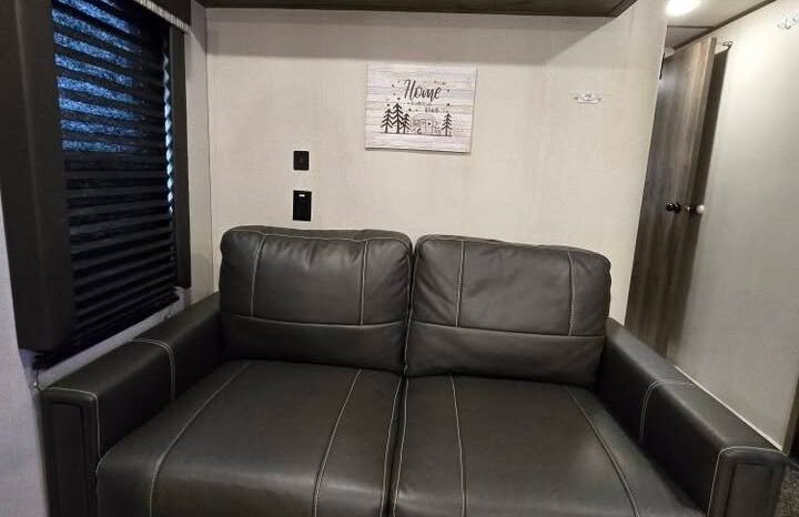 
								2022 Keystone Sprinter 320 MLS. Rear Kitchen, All Season Perfect Couple’s RV, Double Fridge full									