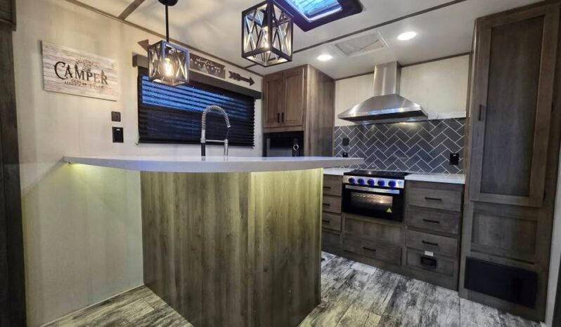
								2022 Keystone Sprinter 320 MLS. Rear Kitchen, All Season Perfect Couple’s RV, Double Fridge full									