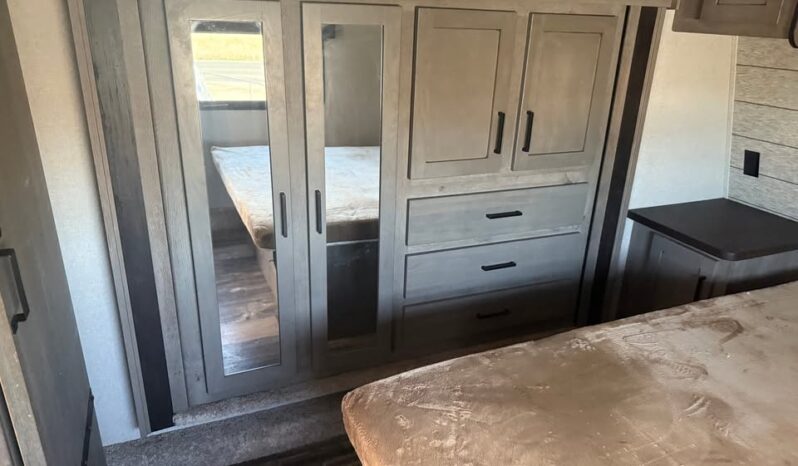 
								2021 Keystone Raptor 429 Toy Hauler. 13ft Garage, 1 1/2 Bath full									