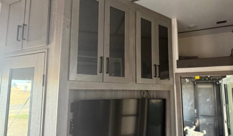 
								2021 Keystone Raptor 429 Toy Hauler. 13ft Garage, 1 1/2 Bath full									