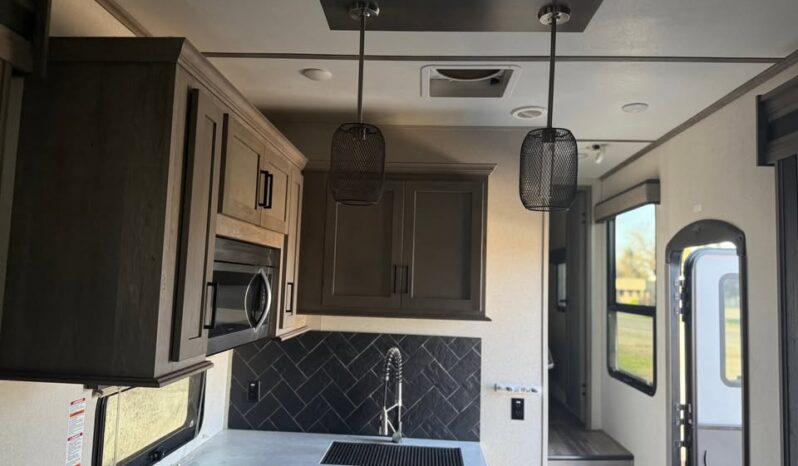 
								2021 Keystone Raptor 429 Toy Hauler. 13ft Garage, 1 1/2 Bath full									