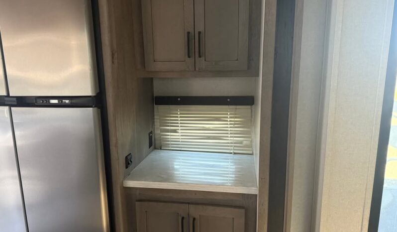 
								2021 Keystone Raptor 429 Toy Hauler. 13ft Garage, 1 1/2 Bath full									