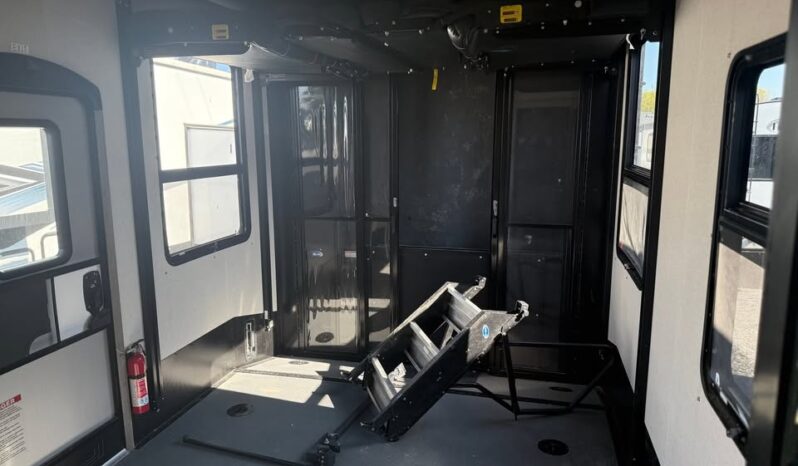 
								2021 Keystone Raptor 429 Toy Hauler. 13ft Garage, 1 1/2 Bath full									