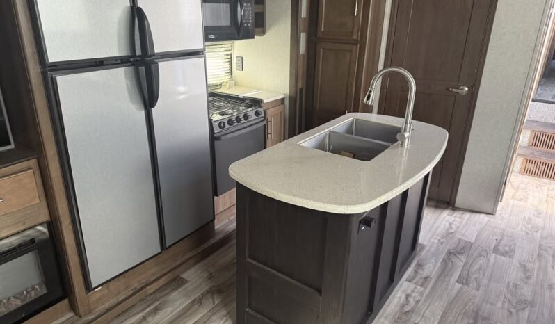 
								2019 Keystone Cougar 368MBI Bunk Room wit Loft. All Season full									