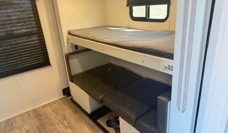 
								Super Clean Dutchmen Astoria 3203 BH Bunk Room Model. All Season-4 Season full									