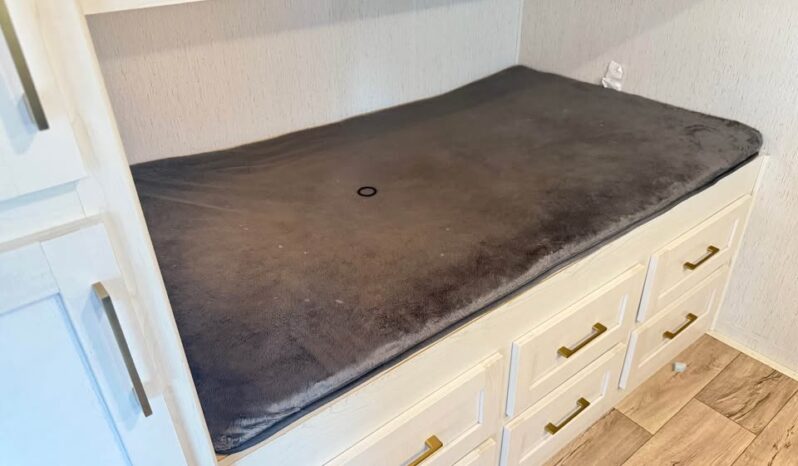 
								Super Clean Dutchmen Astoria 3203 BH Bunk Room Model. All Season-4 Season full									