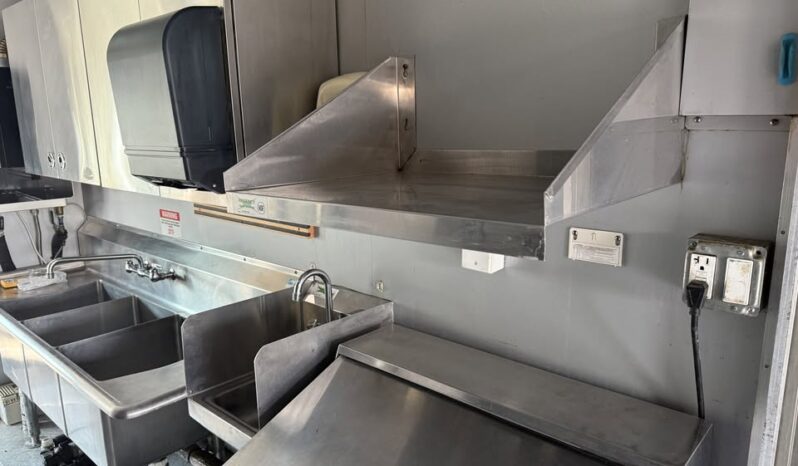 
								2017 Ford Chassis Class 6-7 Food Truck with customer build. Truck was 250k+ New full									