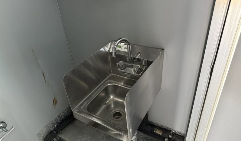 
								2017 Ford Chassis Class 6-7 Food Truck with customer build. Truck was 250k+ New full									