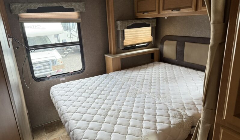 
								2017 Thor Vegas 25.3 Super Low Miles, full									