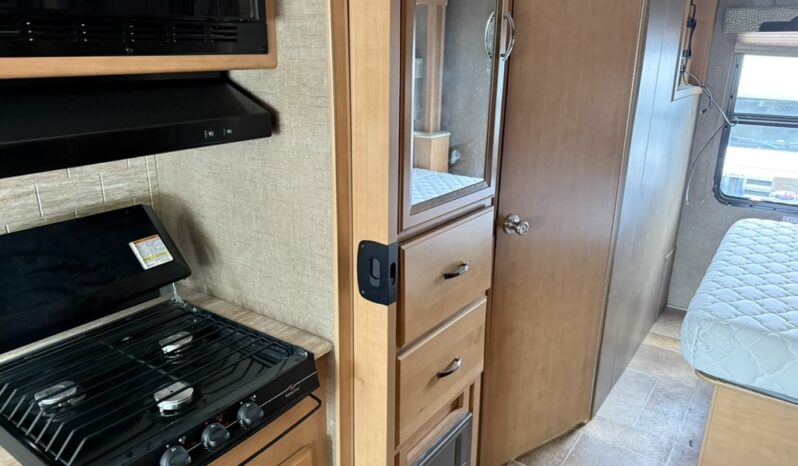 
								2017 Thor Vegas 25.3 Super Low Miles, full									