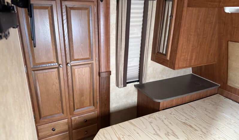 
								2012 Jayco Eagle Triple Slide Rear Living, All Season Power Jacks full									