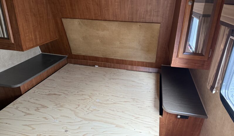 
								2012 Jayco Eagle Triple Slide Rear Living, All Season Power Jacks full									