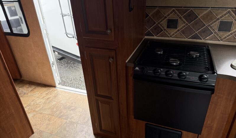 
								2012 Jayco Eagle Triple Slide Rear Living, All Season Power Jacks full									