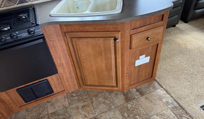 
								2012 Jayco Eagle Triple Slide Rear Living, All Season Power Jacks full									