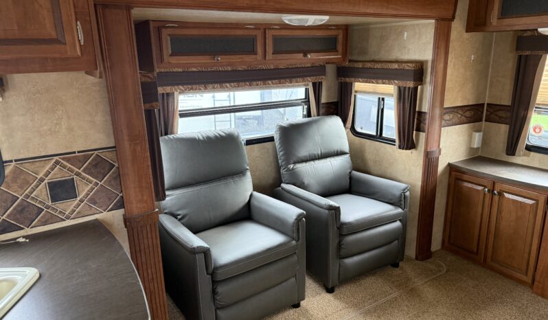 
								2012 Jayco Eagle Triple Slide Rear Living, All Season Power Jacks full									