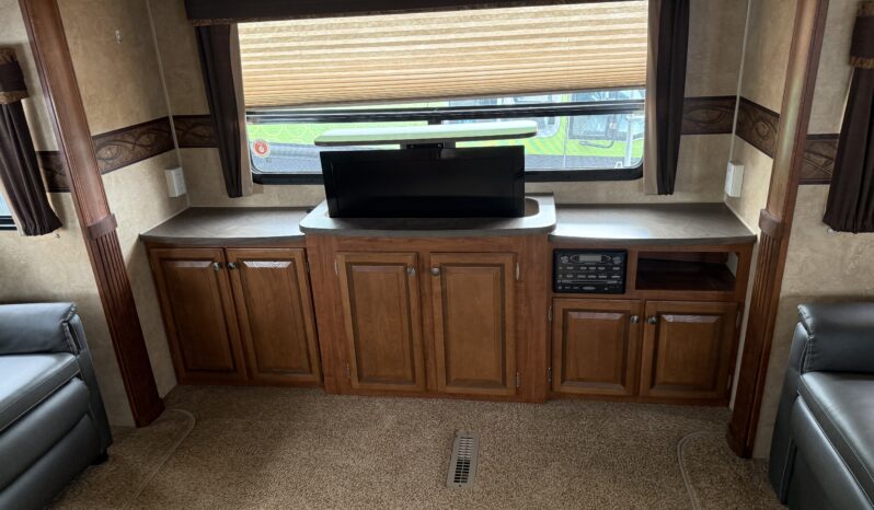 
								2012 Jayco Eagle Triple Slide Rear Living, All Season Power Jacks full									