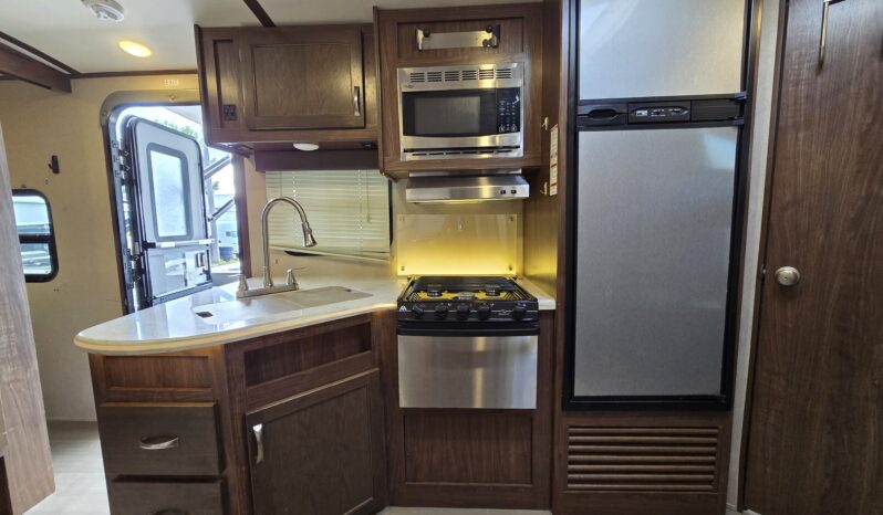 
								2018 AEROLITE LUXURY CLASS 242BHSL *PWR BUNKS, AUTO LEVELING, SLIDEOUT full									