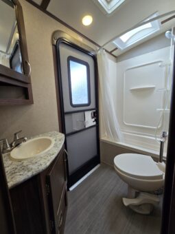
										2018 AEROLITE LUXURY CLASS 242BHSL *PWR BUNKS, AUTO LEVELING, SLIDEOUT full									