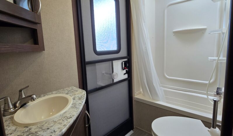 
								2018 AEROLITE LUXURY CLASS 242BHSL *PWR BUNKS, AUTO LEVELING, SLIDEOUT full									