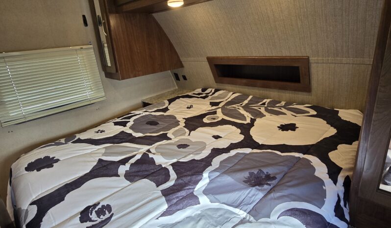 
								2018 AEROLITE LUXURY CLASS 242BHSL *PWR BUNKS, AUTO LEVELING, SLIDEOUT full									