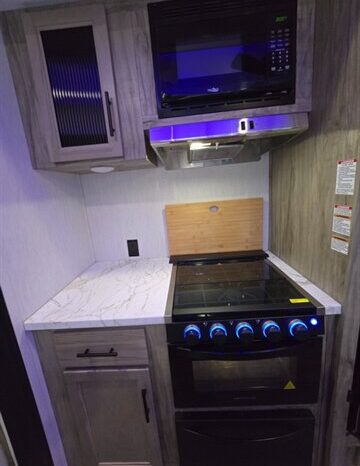 
								2022 Forest River ARCTIC WOLF 3990 SUITE full									