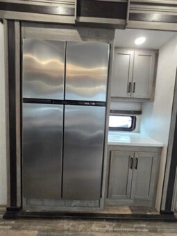 
										2021 Keystone RAPTOR 429 full									
