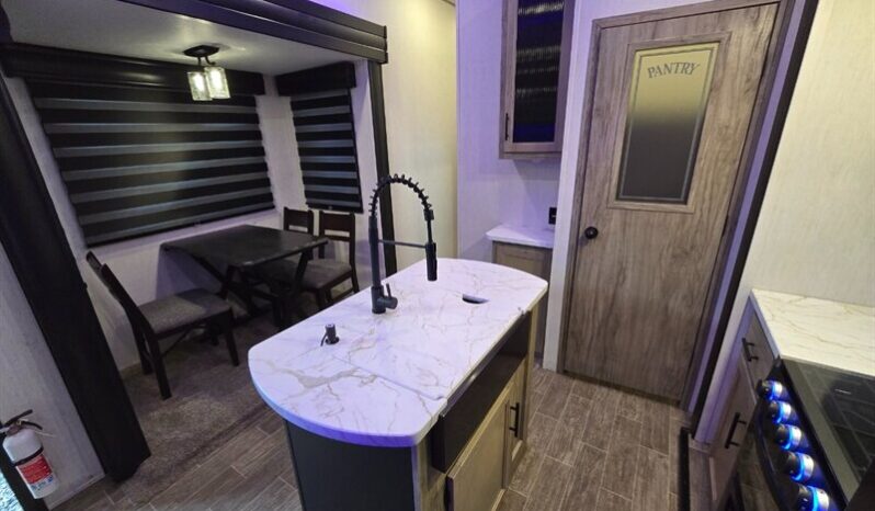 
								2022 Forest River ARCTIC WOLF 3990 SUITE full									