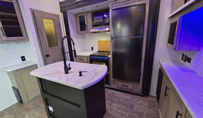 
								2022 Forest River ARCTIC WOLF 3990 SUITE full									