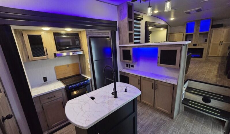 
								2022 Forest River ARCTIC WOLF 3990 SUITE full									