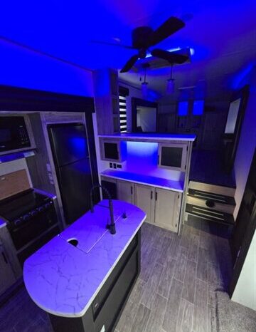 
								2022 Forest River ARCTIC WOLF 3990 SUITE full									