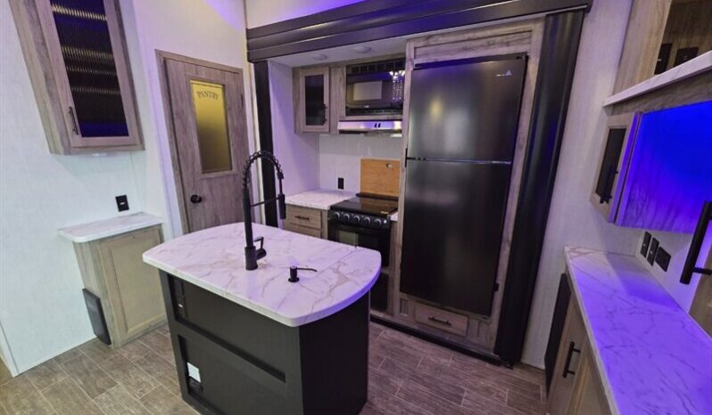 
								2022 Forest River ARCTIC WOLF 3990 SUITE full									