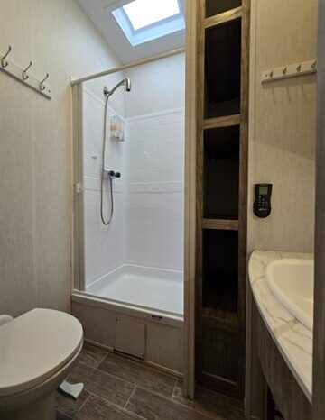 
								2022 Forest River ARCTIC WOLF 3990 SUITE full									