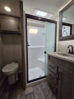 
										2021 Keystone RAPTOR 429 full									