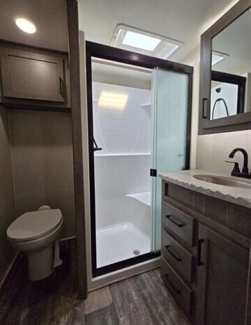 
								2021 Keystone RAPTOR 429 full									