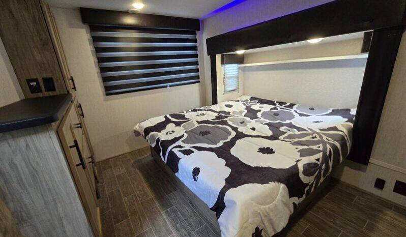 
								2022 Forest River ARCTIC WOLF 3990 SUITE full									