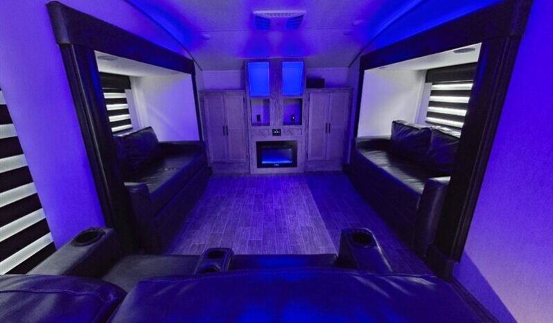 
								2022 Forest River ARCTIC WOLF 3990 SUITE full									