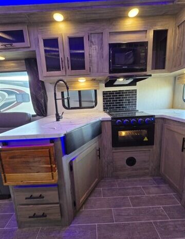 
								2021 Forest River Cherokee Arctic Wolf 271RK full									