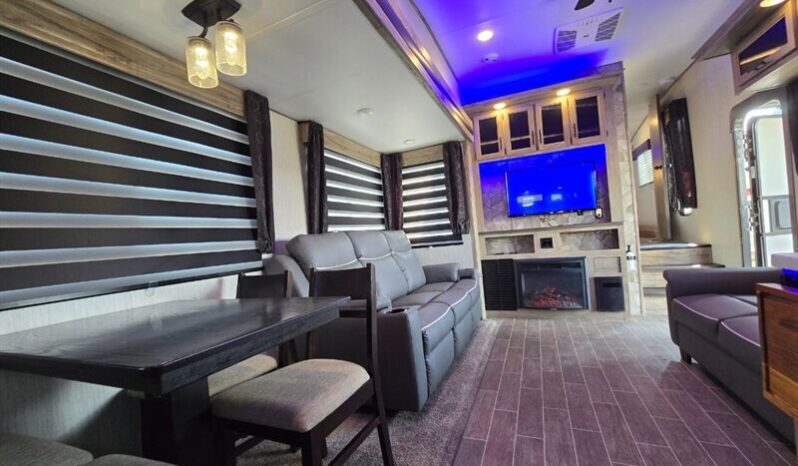 
								2021 Forest River Cherokee Arctic Wolf 271RK full									