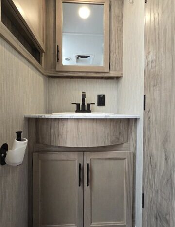 
								2021 Forest River Cherokee Arctic Wolf 271RK full									