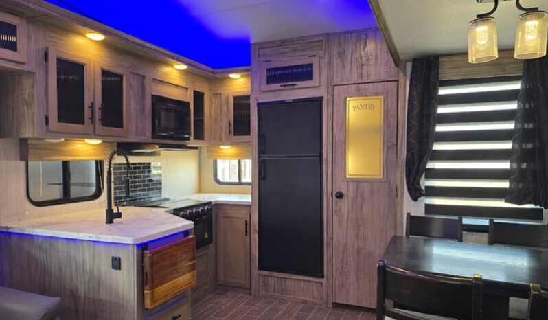 
								2021 Forest River Cherokee Arctic Wolf 271RK full									