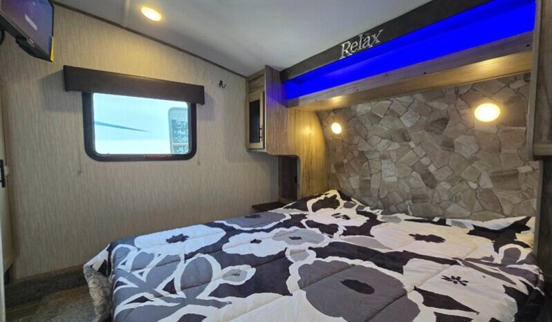 
								2021 Forest River Cherokee Arctic Wolf 271RK full									