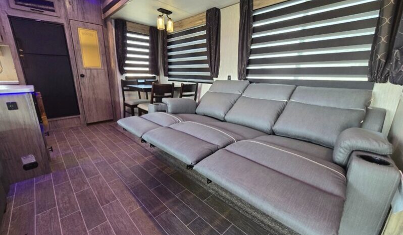 
								2021 Forest River Cherokee Arctic Wolf 271RK full									